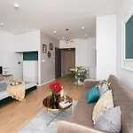 Apartmán Urban Gem With Private Parking, Relaxing Balcony At Metro Station, Only 10 Min To Centre *