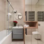 Urban Gem With Private Parking, Relaxing Balcony At Metro Station, Only 10 Min To Centre Varšava