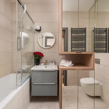 Urban Gem With Private Parking, Balcony At Metro Station, Only 10 Min To City Centre Warszawa