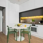 Urban Gem With Private Parking, Relaxing Balcony At Metro Station, Only 10 Min To Centre Varsovia