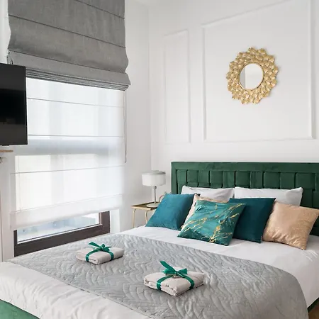 Apartment Urban Gem With Private Parking, Balcony At Metro Station, Only 10 Min To City Centre