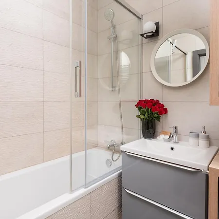 Urban Gem With Private Parking, Relaxing Balcony At Metro Station, Only 10 Min To Centre Apartment *