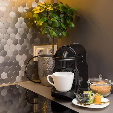 Urban Gem With Private Parking, Relaxing Balcony At Metro Station, Only 10 Min To Centre Apartment
