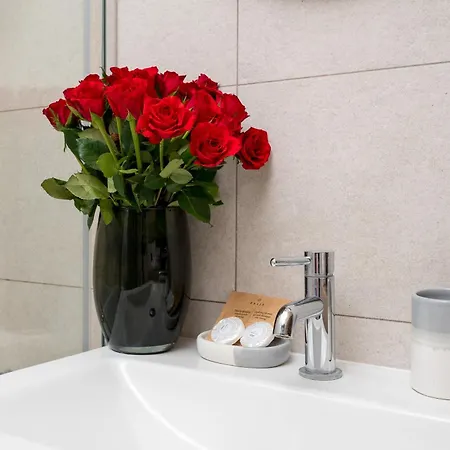 Urban Gem With Private Parking, Balcony At Metro Station, Only 10 Min To City Centre Warsaw