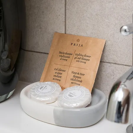 アパート Urban Gem With Private Parking, Relaxing Balcony At Metro Station, Only 10 Min To Centre ワルシャワ