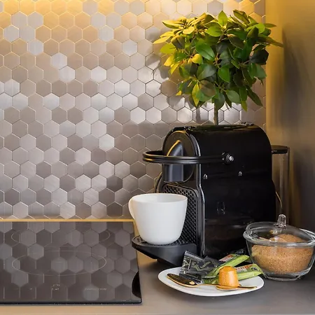 Urban Gem With Private Parking, Relaxing Balcony At Metro Station, Only 10 Min To Centre ワルシャワ