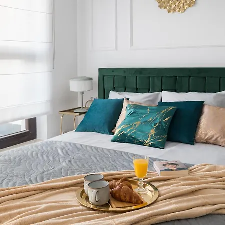 Apartment Urban Gem With Private Parking, Balcony At Metro Station, Only 10 Min To City Centre *