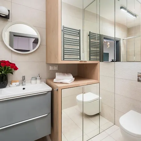 Urban Gem With Private Parking, Relaxing Balcony At Metro Station, Only 10 Min To Centre * Warschau