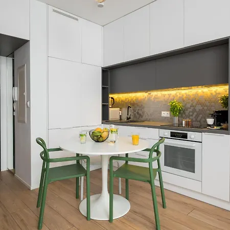 Urban Gem With Private Parking, Balcony At Metro Station, Only 10 Min To City Centre Warsaw