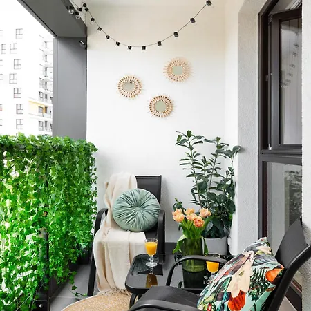 Urban Gem With Private Parking, Relaxing Balcony At Metro Station, Only 10 Min To Centre Warszawa