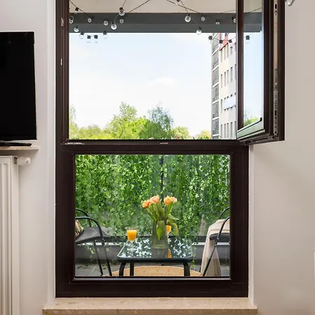 Urban Gem With Private Parking, Relaxing Balcony At Metro Station, Only 10 Min To Centre アパート ワルシャワ