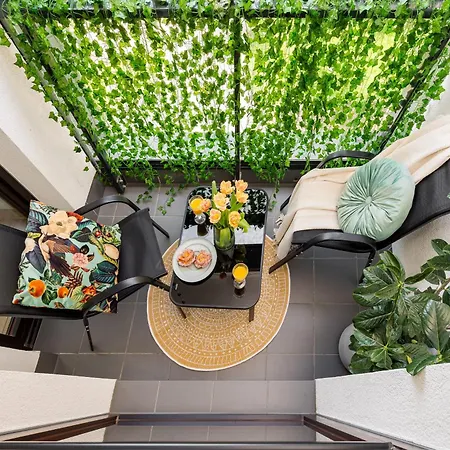 Urban Gem With Private Parking, Relaxing Balcony At Metro Station, Only 10 Min To Centre