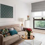 Urban Gem With Private Parking, Relaxing Balcony At Metro Station, Only 10 Min To Centre Lejlighed Warszawa